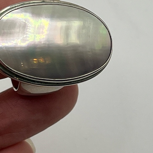Oval Silver Ring with IridescentMother of Pearl Center Stone LB - Picture 6 of 6